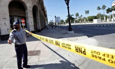 Un policía impide el paso en las zonas aledañas al Capitolio | EFE