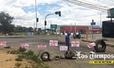 En el kilómetro 22 de la carretera a La Paz y Oruro, los antivacunas bloquearon un carril.