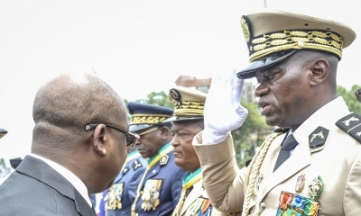 El general Brice Oligui Nguema (derecha) es condecorado antes del golpe.