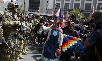 Foto / Archivo : Indígenas y partidarios de Evo Morales protestan rodeados de militares en La Paz. 