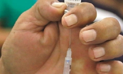 Médicos preparan una dosis de la vacuna china Sinopharm. Foto: EFE.