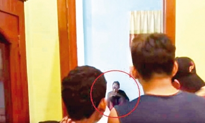 Una actriz fue poseída por un espíritu mientras rodaba una película de terror.