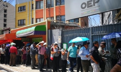 Personas hace fila para realizar el trámite de retiro o anulación de militancia política.