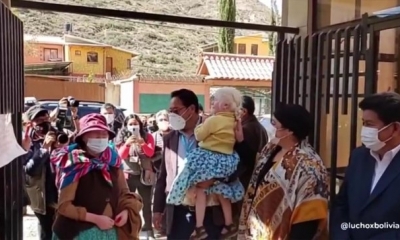Maritza Mamani es una joven madre de 22 años, quien acompañada de su hija de cuatro años dormía al interior de un kiosco.