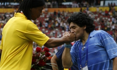 Diego Maradona besa la mano de Ronaldinho en los Juegos Olímpicos de Pekín, el 23 de agosto de 2008.