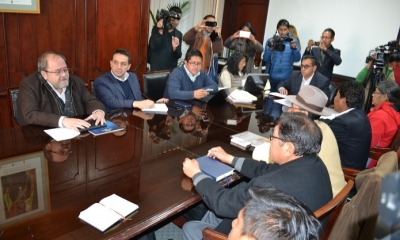 Reunión entre el Gobierno y representantes de la UPEA. Foto: ABI