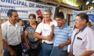 Autoridades del municipio con un beneficiado. Foto: Gobierno Autónomo municipal de Montero