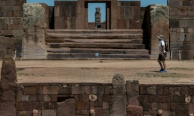 Un turista pasea por el templo Kalasasaya, parte del complejo arqueológico de Tiwanaku o Tiahuanaco, a 71 km de La Paz, Bolivia