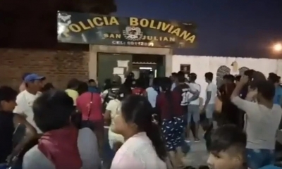 Residentes de San Julián en instalaciones de la Policía. Foto: El Deber