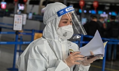 Trabajadora en un aeropuerto de Shangai, en China. | Fuente: AFP | Fotógrafo: Héctor Retamal