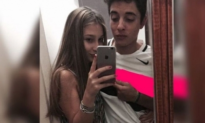 Nahir, tomándose una selfie frente al espejo junto con Fernando. Foto: RRSS