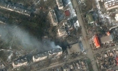 Esta imagen de satélite Maxar muestra edificios de apartamentos en llamas en el oeste de Mariupol, Ucrania. 