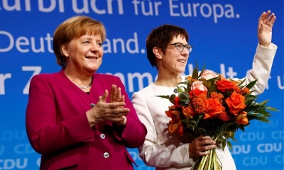 Annegret Kramp-Karrenbauer, nueva secretaria general de la CDU, jutnto a Angela Merkel.