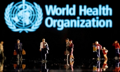 Ilustración con el logotipo, en inglés, de la Organización Mundial de la Salud.