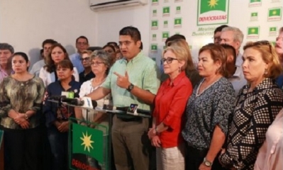 Miembros del partido demócratas brindaron su respaldo al alcalde José María Leyes. Foto: Fuad Landívar