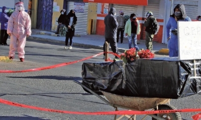 Vecinos bloquearon ayer la calle con el ataúd de un hombre. Foto: APG