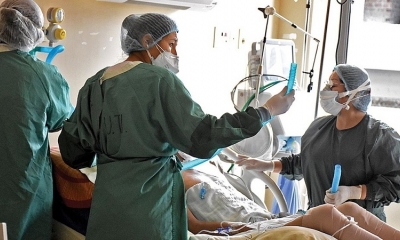 Especialistas en una unidad de terapia intensiva en Cochabamba