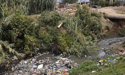 Los desechos estancados en un desvío del río Rocha, en la zona de Sumumpaya (Colcapirhua)