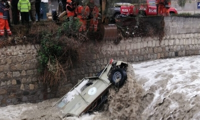 La vagoneta fue arrastrada por al menos 600 metros, tras la crecida del río, este viernes