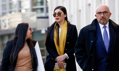 Emma Coronel (al medio) sale de una audiencia judicial en Brooklin, 4 de febrero de 2019.