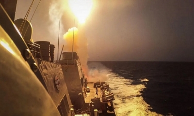 Esta fotografía cortesía de la Marina de los EE. UU. muestra al destructor de misiles guiados USS Carney (DDG 64) 