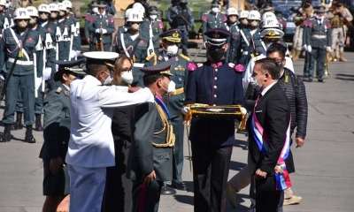 El ministro López durante la entrega de sable al comandante en jefe de las FFAA, este lunes. 