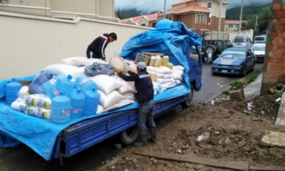 Funcionarios durante la entrega.