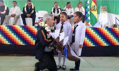 Vicepresidente Alvaro Garcia Linera con Niñas del Kinder Juancito Pinto. Foto: RRSS