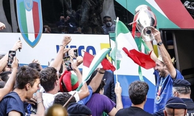 El capitán de Italia, Giorgio Chiellini, lleva el trofeo del Campeonato de Europa a su llegada a Roma. | EFE