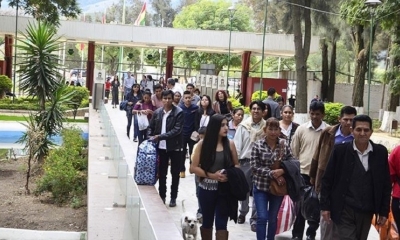 Ingreso de personas al campo ferial de Alalay. 