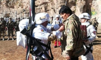 El jefe de Estado acudió a una demostración militar casi en la frontera con Chile.