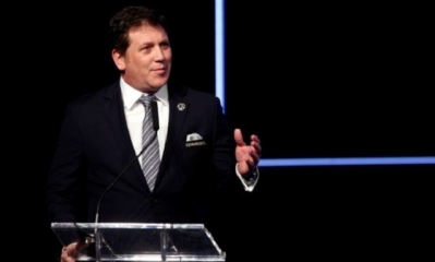 Alejandro Domínguez exponiendo el pedido. Foto: Reuters