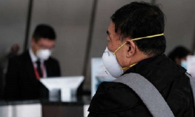 Personas usan máscaras en los aeropuertos que tienen destinos a China. | Fuente: AFP 
