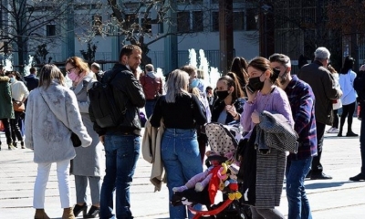 Residentes de la localidad de Larisa salen a las calles tras el sismo