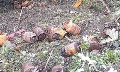 Las garrafas que quedaron tiradas por el embarrancamiento del camión, en la ruta a Chulumani.