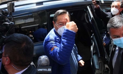 El presidente Luis Arce a la salida de la reunión.