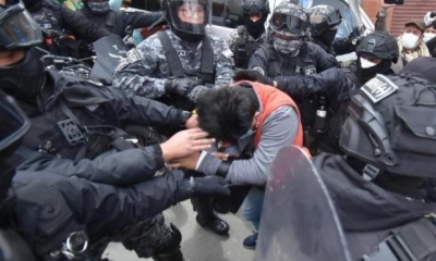 El periodista Carlos Quisberth atacado por la Policía. | APG