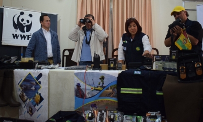 El gobernador Ferrier, con los responsables de WWF/Foto. RM