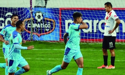 Gabriel Villamil (der.) celebra luego de anotar el segundo gol bolivarista.