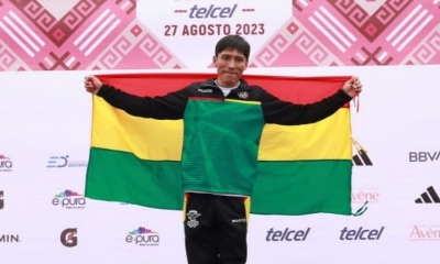 Garibay en lo más alto del podio en México. Foto: MaratonCDMX