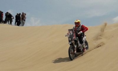 Daniel Nosiglia en una duna en la octava etapa del rally.