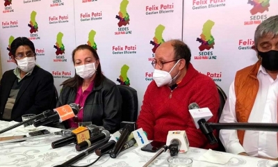 Nárvaez (de rojo) junto al Gobernador y ministros. Foto: Sedes.
