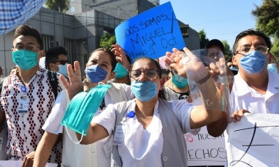Personal sanitario del Hospital Regional 1º de Octubre de México protesta ante la falta de equipos de protección. Foto: EFE