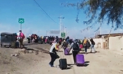 El grupo de bolivianos que intentaba retornar de Chile a Bolivia. Foto: captura de video.