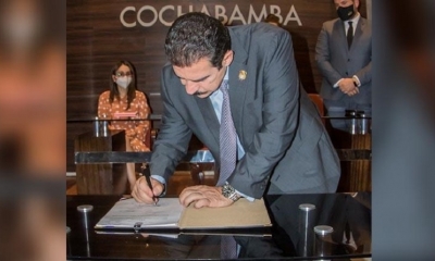 El alcalde de Cochabamba, Manfred Reyes Villa, promulgó este lunes la Ley de Transformación Digital 