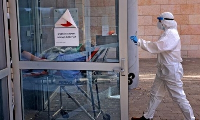Este martes, Israel reportó la primera muerte de un paciente infectado con ómicron. En total, el ministerio de salud ha confirmado 341 casos de la var