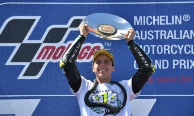El piloto español Joan Mir celebra en lo más alto del podio del Gran Premio de Australia, en Phillip Island, su campeonato mundial en Moto3,