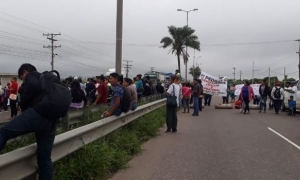 El bloqueo impide el paso de vehículos en el arranque de la semana