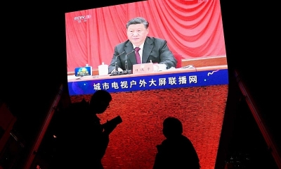 Xi Jinping en un programa de noticias en Beijing, mientras el Partido Comunista concluía una reunión clave
