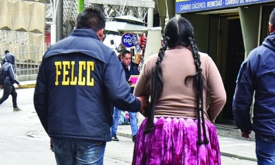 Una de las aprehendidas es conducida a celdas judiciales.